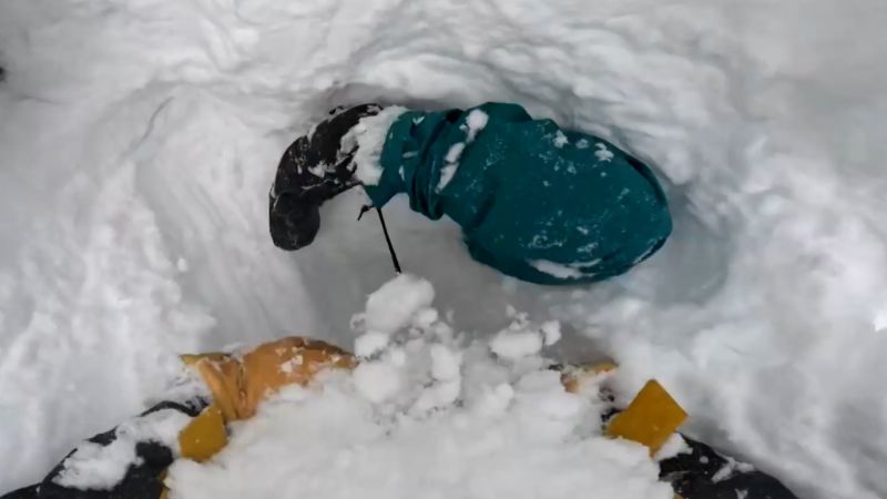 Aksi Cepat Skier Selamatkan Snowboarder dari Jebakan Salju